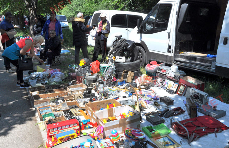 Автопазарът заработи на пълни обороти, но без спазване на противоепидемичните мерки