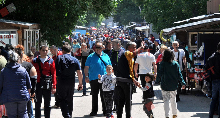 Автопазарът заработи на пълни обороти, но без спазване на противоепидемичните мерки