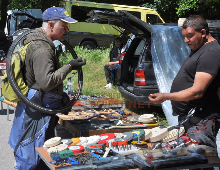 Автопазарът заработи на пълни обороти, но без спазване на противоепидемичните мерки