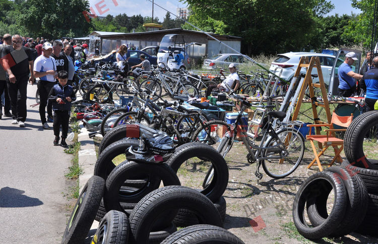 Автопазарът заработи на пълни обороти, но без спазване на противоепидемичните мерки