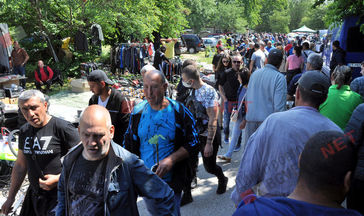 Автопазарът заработи на пълни обороти, но без спазване на противоепидемичните мерки