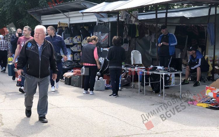 Автопазарът заработи на пълни обороти, но без спазване на противоепидемичните мерки