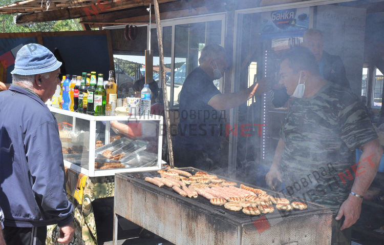 Автопазарът заработи на пълни обороти, но без спазване на противоепидемичните мерки