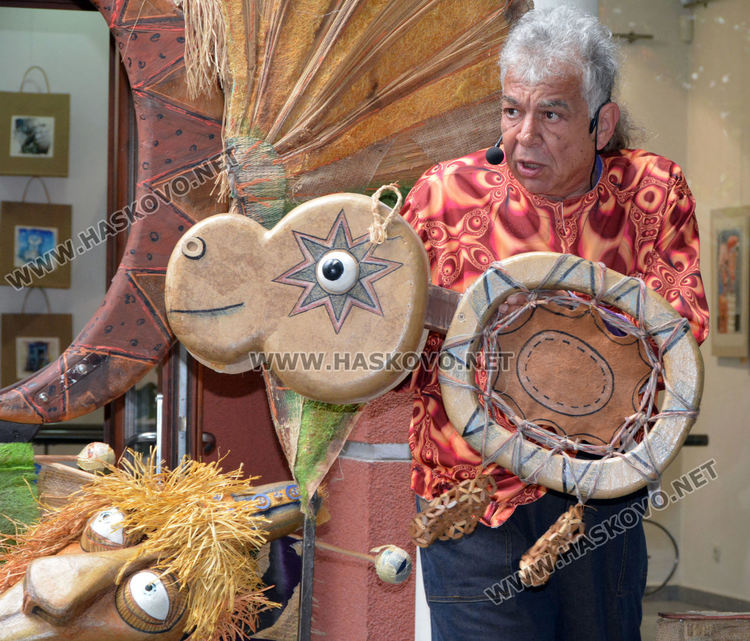 Първият куклен спектакъл на открито събра десетки деца пред театъра в Хасково