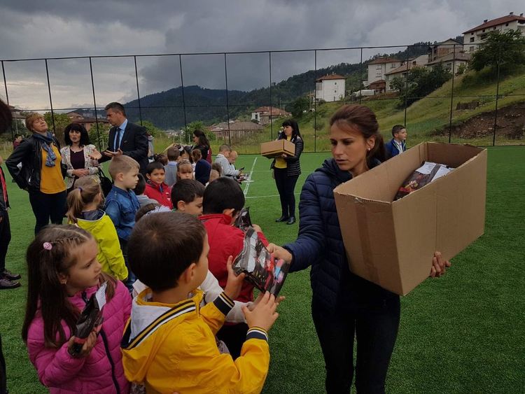 За 1 юни в Неделино откриха стадион с детска площадка