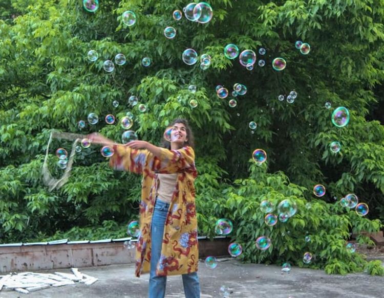 Луиза Китар кани децата на 1-ви юни на балонено пътешествие