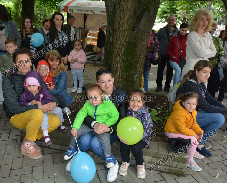 Първият куклен спектакъл на открито събра десетки деца пред театъра в Хасково