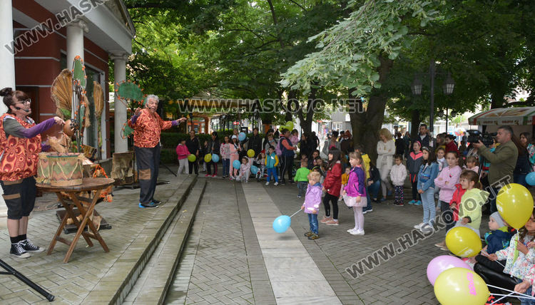 Първият куклен спектакъл на открито събра десетки деца пред театъра в Хасково