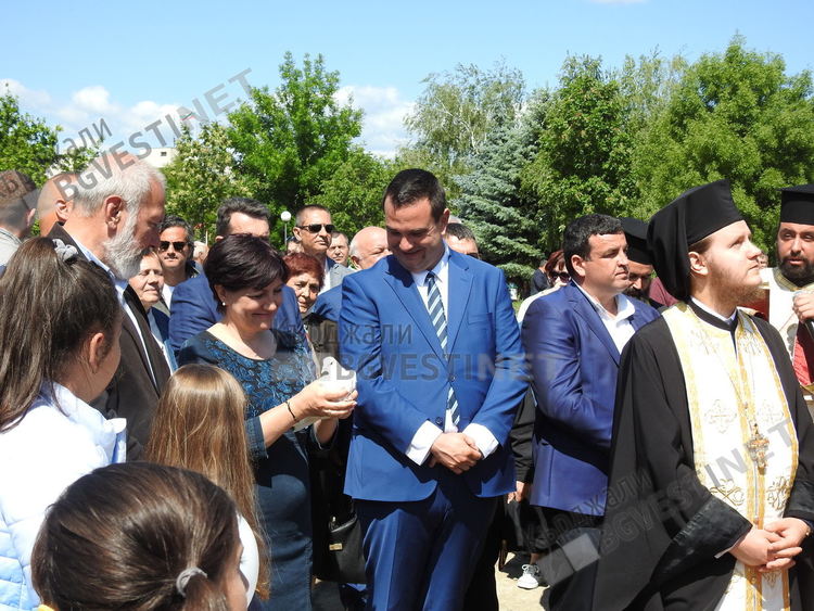 Караянчева поздрави „най-прекрасните създания“