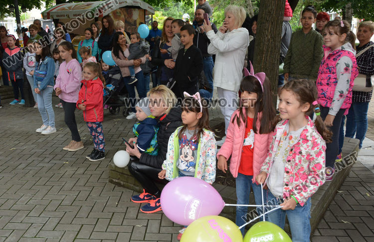 Първият куклен спектакъл на открито събра десетки деца пред театъра в Хасково