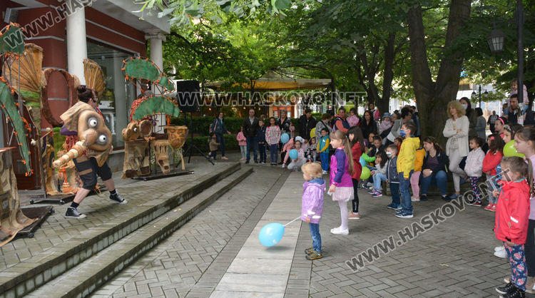 Първият куклен спектакъл на открито събра десетки деца пред театъра в Хасково