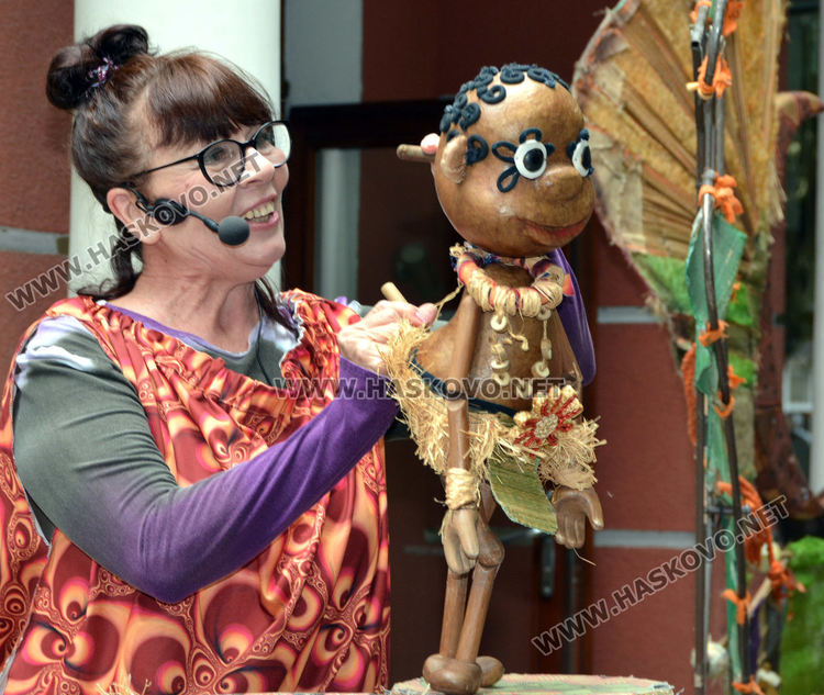 Първият куклен спектакъл на открито събра десетки деца пред театъра в Хасково