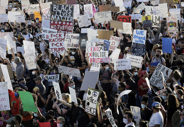 Протест пред полицейското управление в неделя, 31 май 2020 г. в Ел Пасо, Тексас. В града се проведоха протести заради смъртта на Джордж Флойд, чернокож, който загина при полицейски арест в Минеаполис на 25 май.
