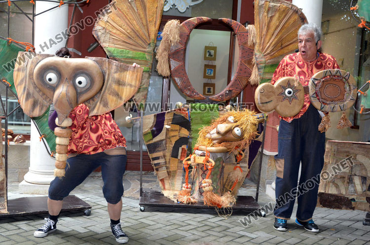 Първият куклен спектакъл на открито събра десетки деца пред театъра в Хасково