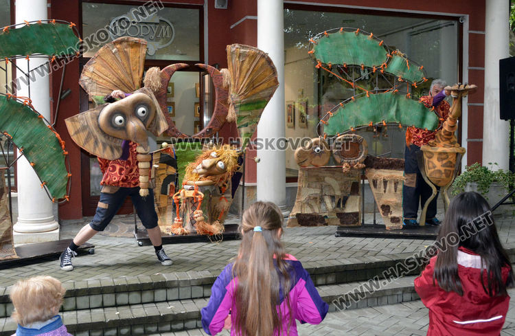 Първият куклен спектакъл на открито събра десетки деца пред театъра в Хасково
