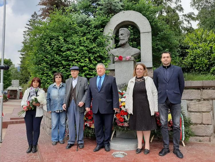 Венци и стихове за 2 юни пред паметника на Христо Ботев в Смолян