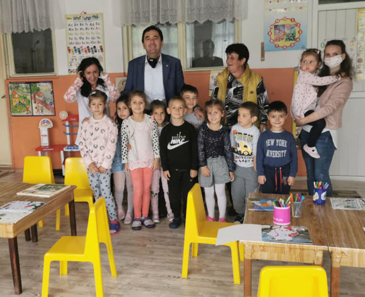 110 деца в община Кирково се завърнаха  в детските градини, кметът Шинаси Сюлейман ги зарадва с подаръчета