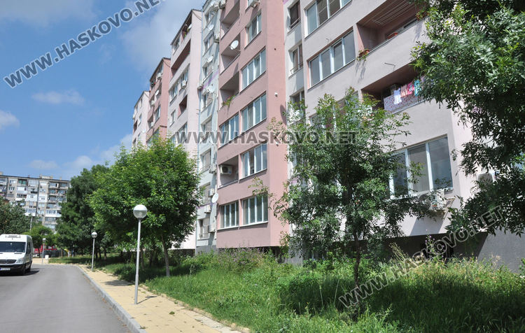 В „Орфей“ се жалват от змии и неокосени треви