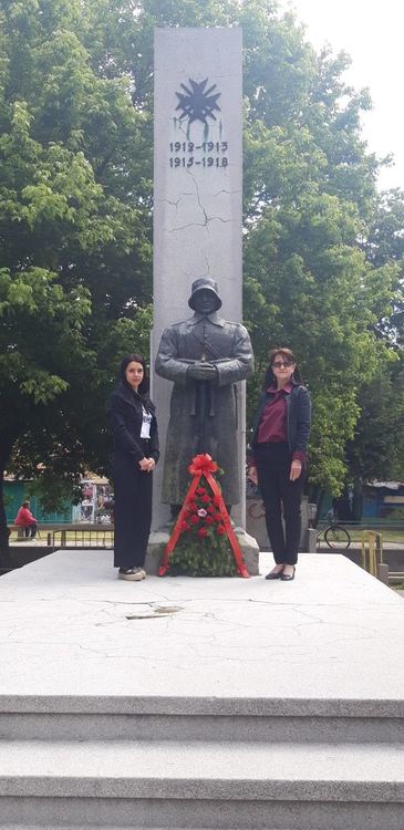 Със стихове и цветя Първомай почете героите на свободна България