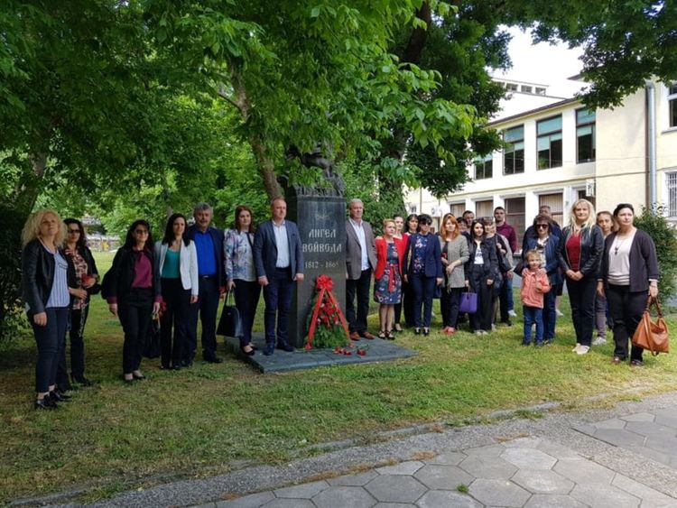 Със стихове и цветя Първомай почете героите на свободна България