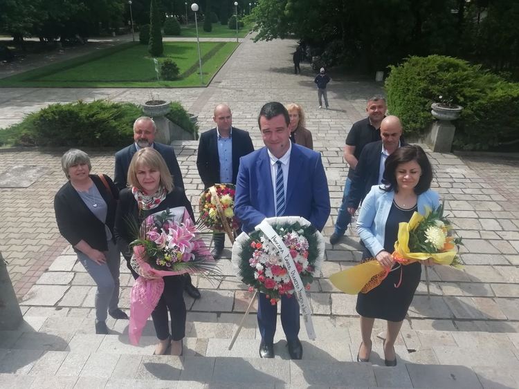 Областният управител и заместниците му с цветя за героите на България
