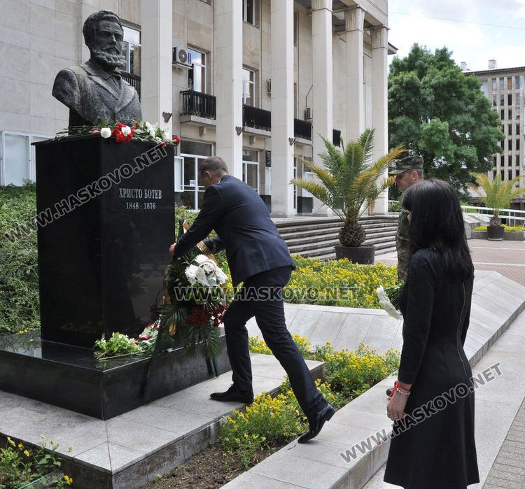 В Хасково почетоха Христо Ботев и загиналите за свободата на България (видео)