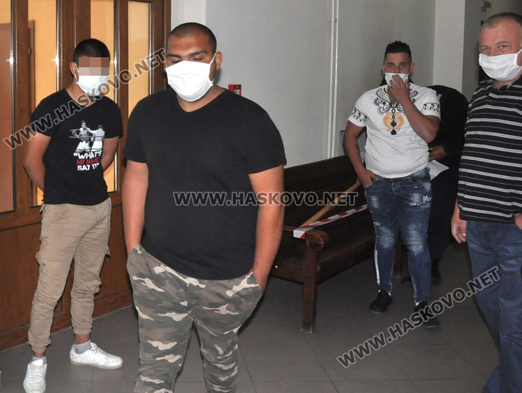 Шампион по бокс и брат му налагали мъжа в „Република“, след сбиване за дрога