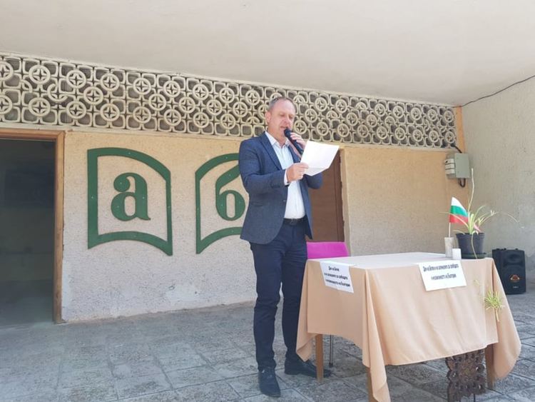 Със стихове и цветя Първомай почете героите на свободна България