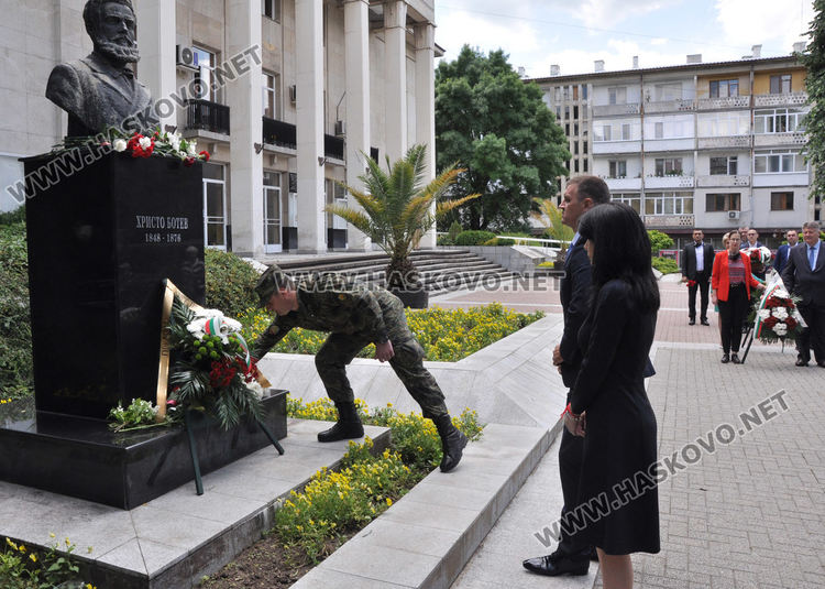 В Хасково почетоха Христо Ботев и загиналите за свободата на България (видео)