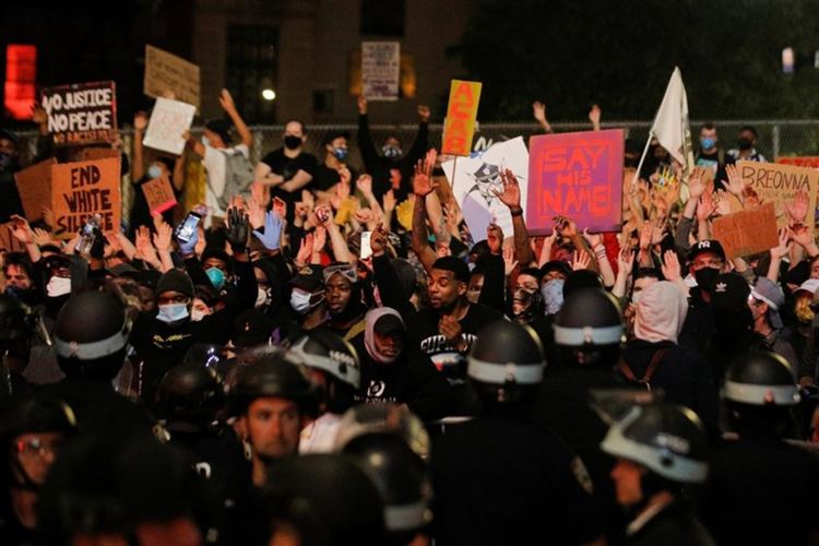 Осма нощ многохилядни протести в САЩ заради смъртта на Джордж Флойд. 700 арестувани в Манхатън (видео)