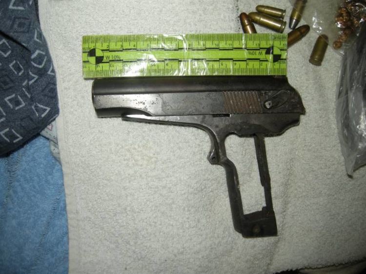 Двама търговци на оръжие в ареста, издирват трети с Европейска заповед за арест