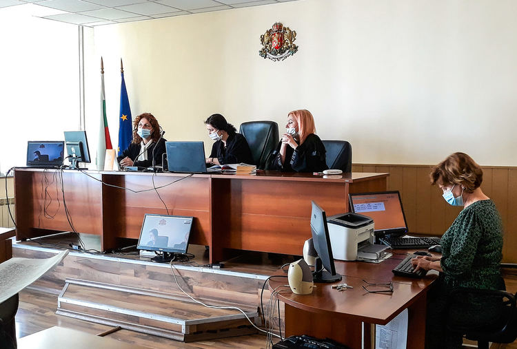 Задържаните за контрабанда на 100 кг хероин остават в ареста