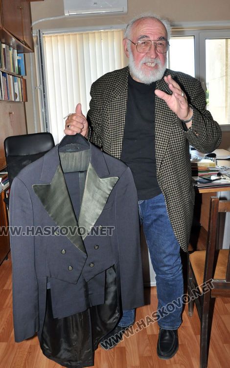 Маестро Захариев дари на Музея в Хасково партитурата на химна на „Южна пролет“ и фрака си