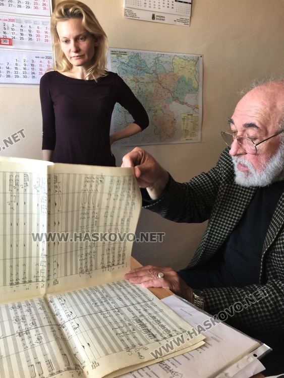 Маестро Захариев дари на Музея в Хасково партитурата на химна на „Южна пролет“ и фрака си