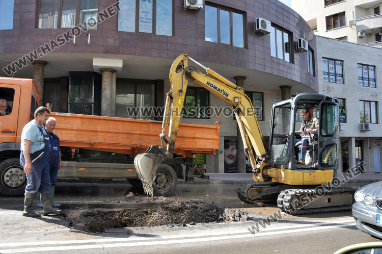 ВиК авария затрудни движението по „Съединение“