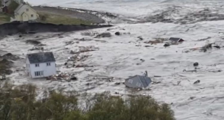 8 къщи потънаха в морето след мощно свлачище в Норвегия (видео)