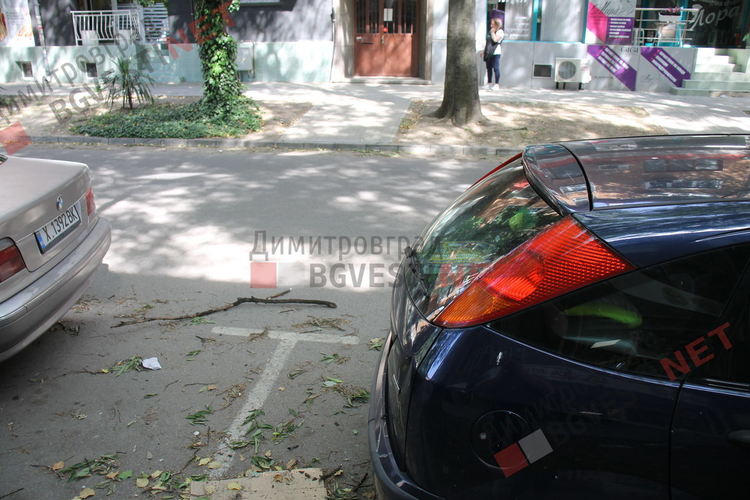 Клон огъна ламарина на автомобил на ул. Ромем Ролан