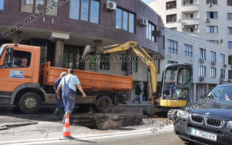 ВиК авария затрудни движението по „Съединение“