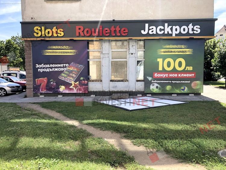 Част от рекламните пана на игрална зала изхвърчаха