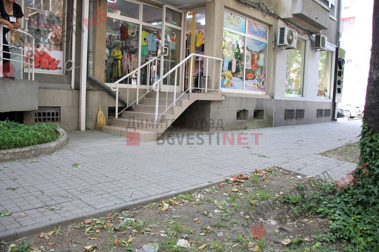 Жена се размина на косъм от злополука, вятър повали керемиди, клони и стена в Димитровград