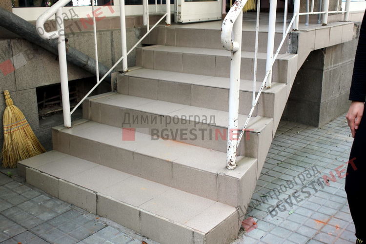 Стълбите на които жена едва не загина от падаща керемида