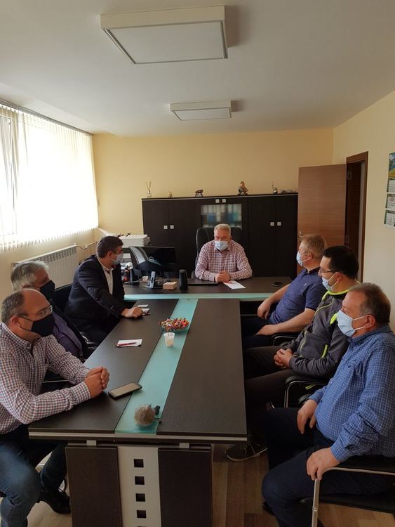 В Доспат поискаха карантина за всички от цеха-огнище на коронавирус