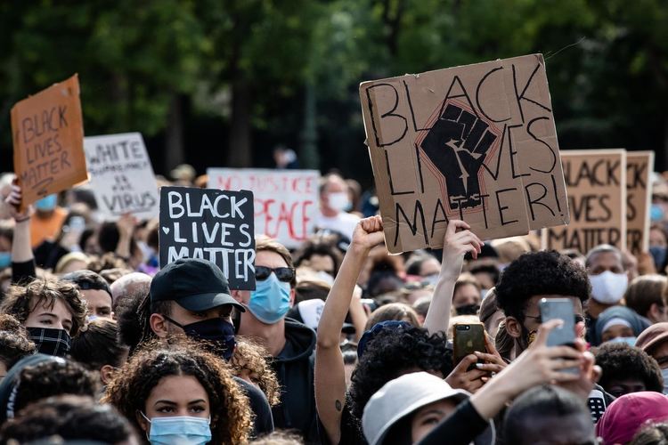 Протести в Париж и други градове, въпреки забраната във Франция