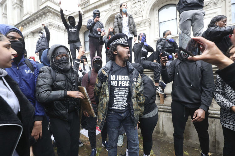 Протестиращи в Лондон срещу расизма влязоха в сблъсъци с полицията. Демонстрации в Швейцария и Варшава