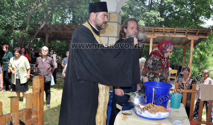 отец Никола (вляво) и Еленка Маринова (вдясно)