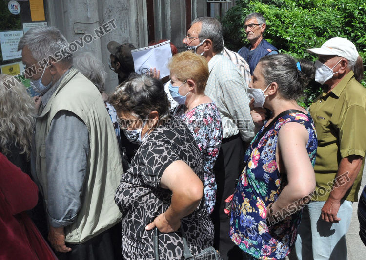 Опашка пред пощата в първия ден за раздаване на пенсии в Хасково