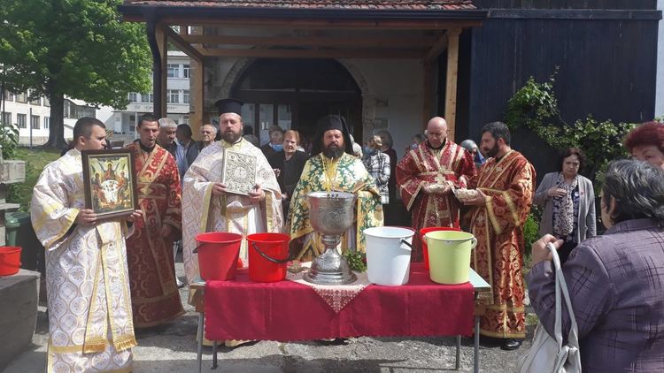 Трима свещеници отслужиха тържествена литургия на Свети Дух в Смолян