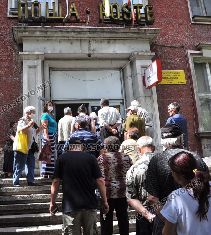Опашка пред пощата в първия ден за раздаване на пенсии в Хасково