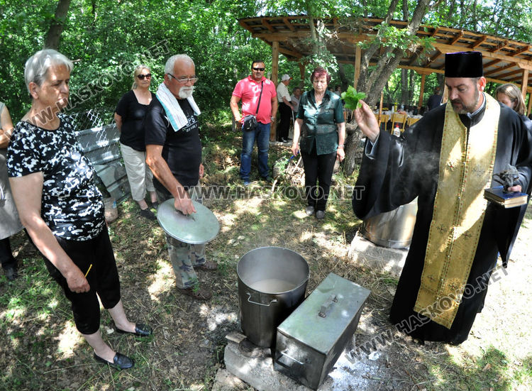 Курбан и молебен за здраве на Свети дух в Орлово (видео)