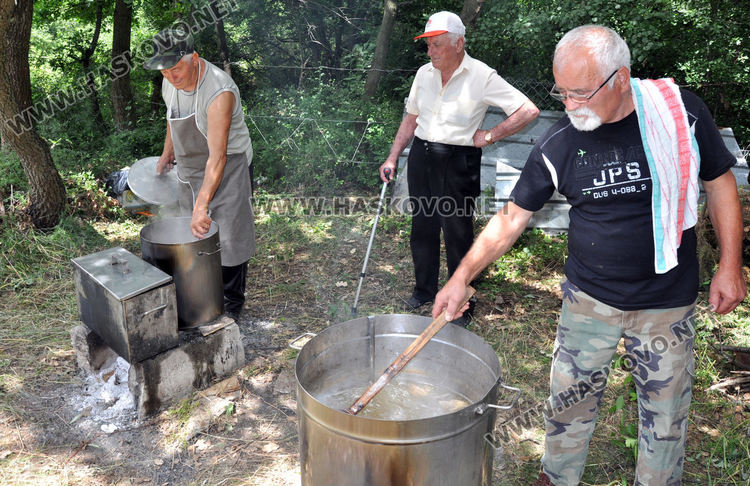 Курбан и молебен за здраве на Свети дух в Орлово (видео)